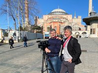 Freelance Cameraman Alain Declercq met reporter Stefaan Kerger aan het werk in Istanbul